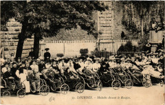 Lourdes Malades devant le Rosaire à Lourdes