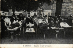 Lourdes Malades devant le Rosaire à Lourdes