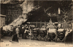 Les Grands Malades en prieres devant la Grotte Miraculeuse