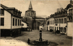 Saint-Savin - La Place du Treil et l'Eglise à Saint-Savin