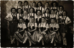 Un groupe de jeunes filles -
													12 Aveyron
												