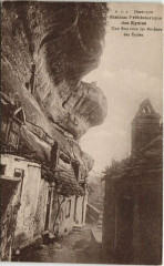 Station Prehistorique Eyzies Une Rue sous les Rochers des Eyzie