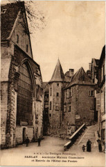 Sarlat - Ancienne Maison Consulaire, Entrée de l'Hotel des Postes -
													24 Dordogne
												