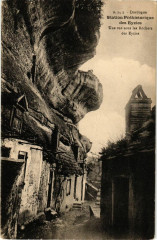Station Préhistorique Eyzies-Une rue sous les Rochers des Eyzies