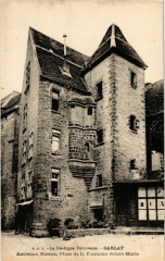 Sarlat-Ancienne Maison-Place de la Fontaine Sainte-Marie