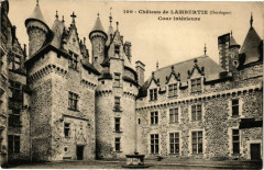 Dordogne - Chateau de Lambertie-Cour intérieure