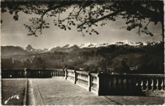 Pau -sur-le Boulevard des Pyrenées le matin à Pau