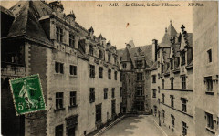 Pau Le Chateau la Cour d'Honneur à Pau