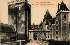 Pau Le Chateau d'Henri Iv-Donjon-Facade et Entrée à Pau