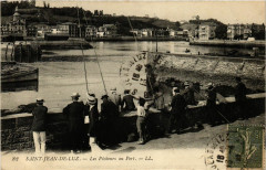 Saint-Jean-de-Luz - Les Pecheurs au Port à Saint-Jean-de-Luz