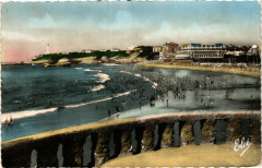 Biarritz La Grande Plage-Au fond le Phare à Biarritz