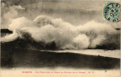 Biarritz Une Vague sur la Digue du rocher de la Vierge à Biarritz