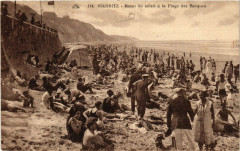 Biarritz Bains de soleil a la Plage des Basques à Biarritz