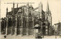 Bayonne - La Place N.-D. et la Cathedrale à Bayonne
