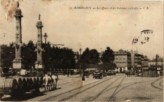 Bordeaux-Les Quais et les Colonnes rostrales à Bordeaux