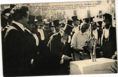 Le President pose gaiement la premiere pierre du Théatre d'Agen à Agen