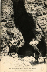 Du Pouliguen a Batz Sur la Grande coté Une Grotte dans les Rochers