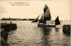 Le Croisic Bateau de Peche sortant du Port au Croisic