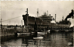 Saint-Nazaire Pétrolier entrant dans le Sas à Saint-Nazaire