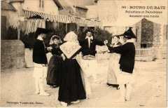 Bourg-de-Batz - Paludiers et Paludieres dansant une ronde