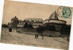 Nantes - Le Chateau vu de la Place de la Duchesse-Anne à Nantes