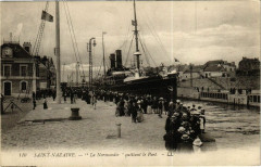 Saint-Nazaire - La Normandie quillant le Port à Saint-Nazaire