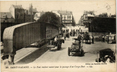 Saint-Nazaire-Le Pont Roulant ouvert pour le passage d'un Cargo-Boat à Saint-Nazaire