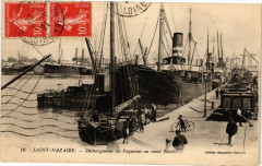 Saint-Nazaire - Dechargement des Paquebots au vieux Bassin à Saint-Nazaire