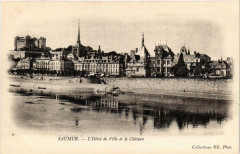Saumur L'Hotel de Ville et le Chateau à Saumur