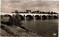 Saumur Le Pont Cessart et le Chateau à Saumur