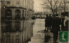 Angers - Les Inondations - Le bas de la rue Plantagemes et le Quai à Angers
