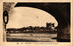 Saumur - Vue du Chateau sous l'Arche du pont à Saumur