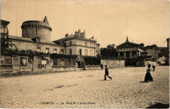Saumur - La Place de l'Arche-Dorée à Saumur