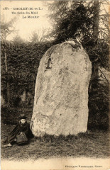 Cholet-Un Coin du Mail-Le Menhir à Cholet