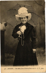Angers-Une Belle Jeune Fille des Ponts-de-Ce à Angers
