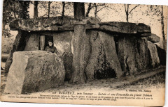 Bagneux pres Saumur - Entrée et vue d'ensemble du grand Dolmen à Saumur