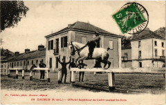Saumur - Officier Superieur du Cadre sautant les lices à Saumur