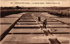 Croix-de-Vie - Les Marais Salants - Paludiers tirant le Sel