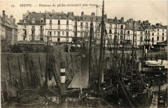 Dieppe Bateaux de peche arrivant a mer basse à Dieppe