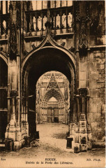 Rouen-Entrée de la Porte des Libraires à Rouen
