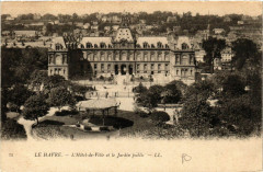 Le Havre-L'Hotel de Ville et le Jardin public au Havre