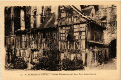 La Cathedrale de Rouen-Vieilles Maisons au pied de la Tour à Rouen
