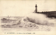 Le Treport - La Jetée un Jour de Tempete au Tréport