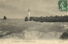 Le Treport - La Jetée par gros tempe au Tréport