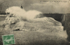 Le Treport - La Jetée un jour de tempete au Tréport