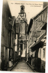 Gisors - Une Rue du Vieux Gisors et la Cathédrale à Gisors