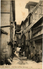 Gisors - La Cour du Vieux Monarque à Gisors