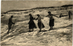 Morez Les Sport d'Hiver Un gracieux trio en skis -
													39 Jura
												