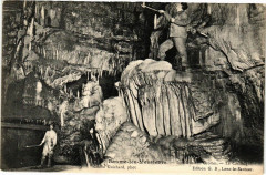 Baume-les-Messieurs Interieur des Grottes - Le Catafalque à Baume-les-Messieurs