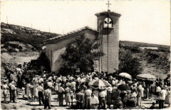 Saint-Pierre-de-la-Mer La foule au dehors pendant la ceremonie